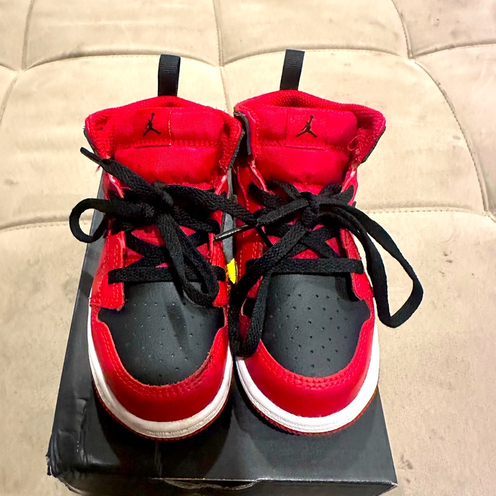 Red/black Jordan 1 size 9c